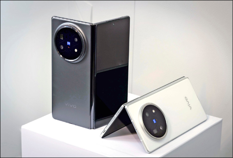 vivo X Fold5整體機身皆進行結構強化，強調高耐用度，共推出鈦灰（圖左）、羽白（圖右）兩色選擇。