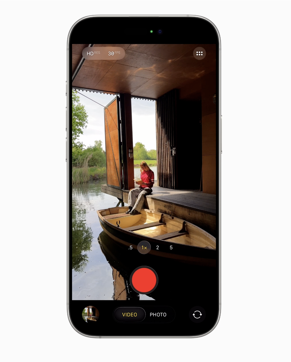相機App更簡潔,拍攝時只會顯示「拍照」和「錄影」功能。