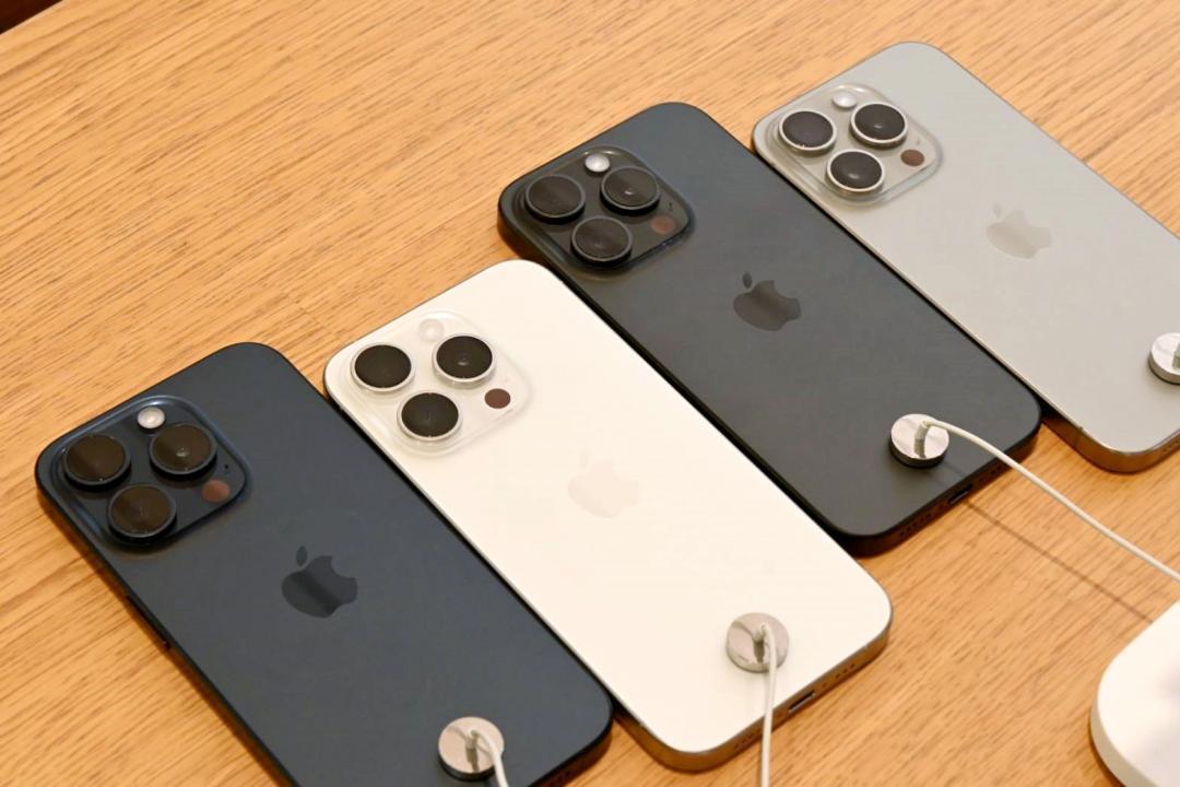 Pro 系列的 iPhone 較少採用鮮艷的色系，都是以深色商務風居多。（圖／記者黃肇祥攝）