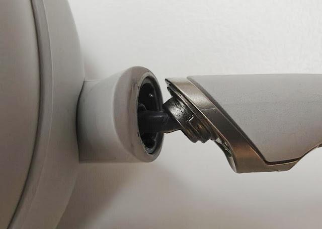 網友分享照片，新買的WH-1000XM6發生斷軸。（圖／翻攝中國小紅書網友@蘇格拉底多肉）