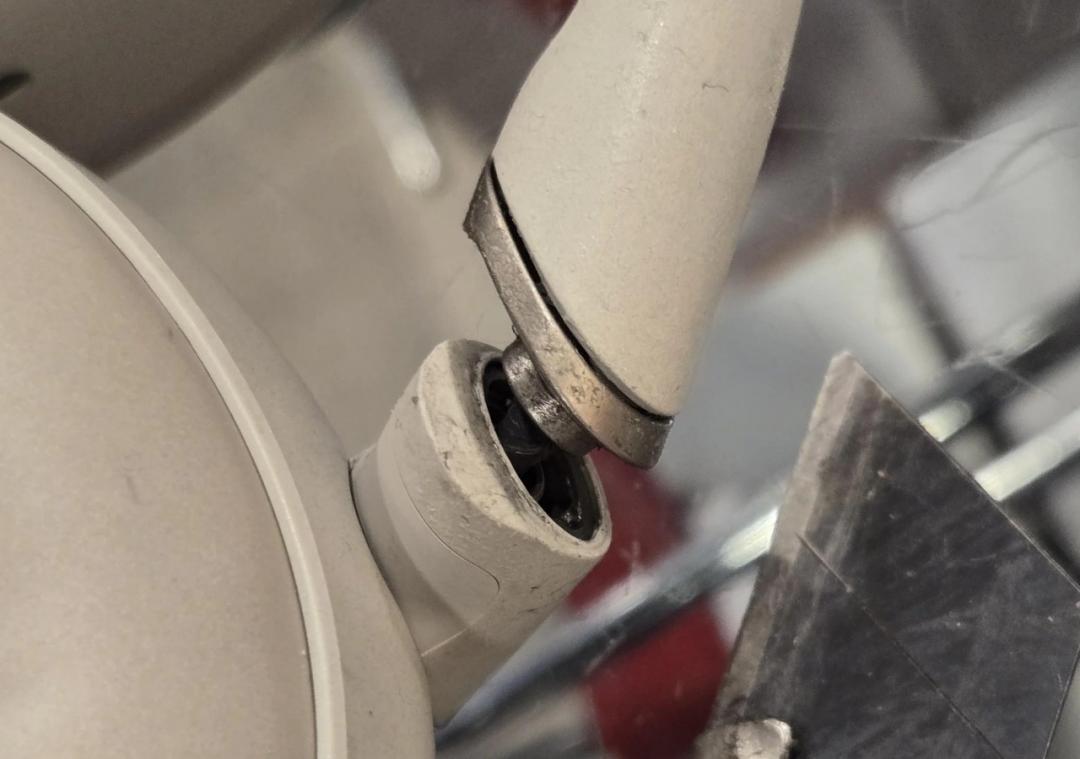 WH-1000XM6再傳出第二起斷軸事件。（圖／翻攝Reddit網友mmarsbarr）