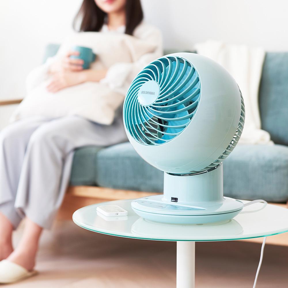 色彩繽紛的家電，不僅能營造視覺上的清涼感，也能成為居家空間的吸睛擺飾。IRIS PCF-SC15T空氣循環扇，主打馬卡龍色設計，外型可愛，2,990元。