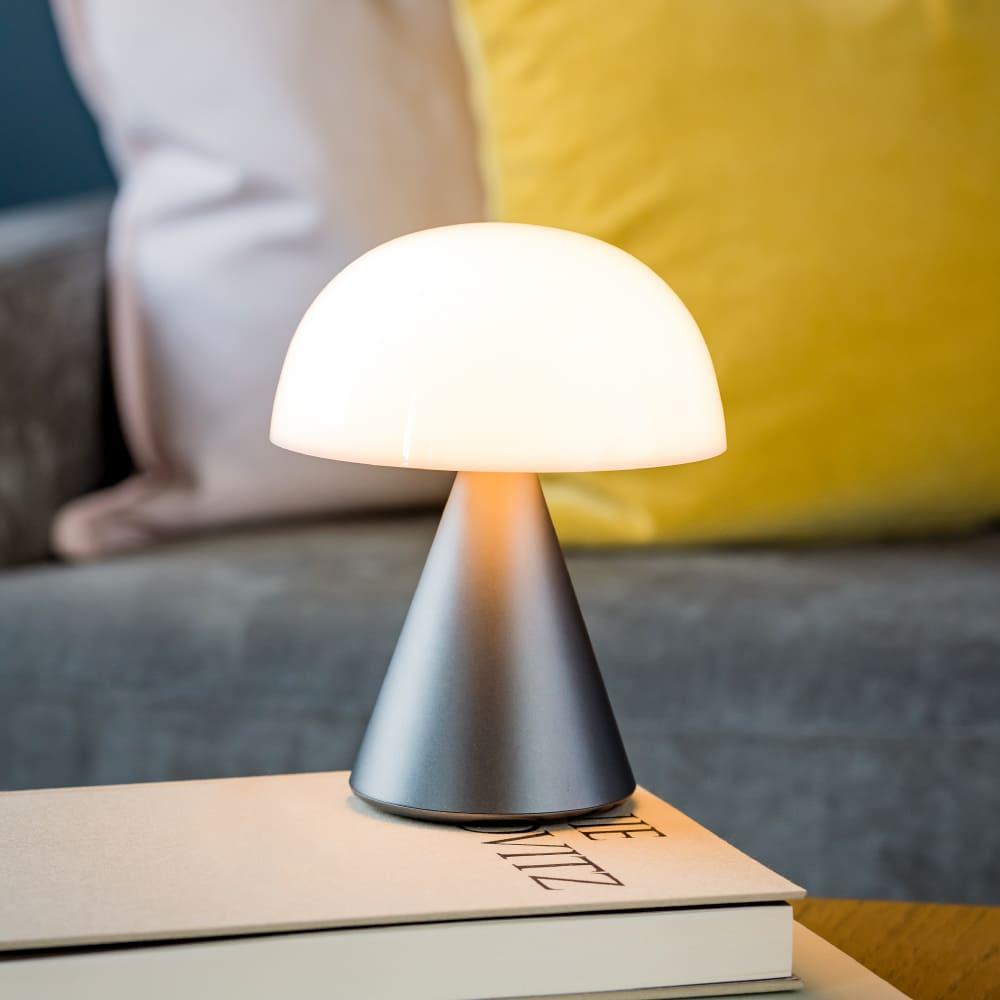LEXON Mina L多彩情境桌燈提供9種光色，按壓燈罩即可開關與調整，操作直覺，具備貼心記憶功能，打開即為上次使用的光色及亮度，3,280元。