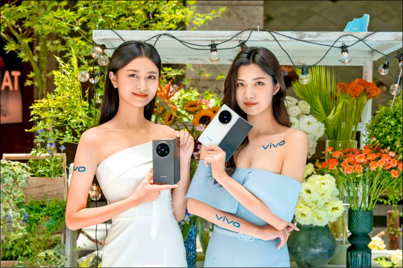 vivo X Fold5即日起展開預購，電信通路則自8月1日起開賣。提供鈦灰（圖左）與羽白（圖右）兩色選擇，售價各52,990元。
