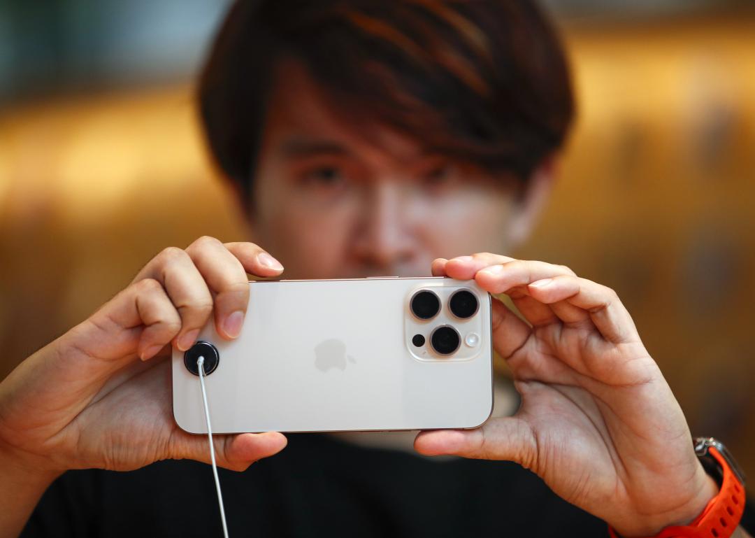 以往單眼相機是拍照、錄影的唯一選擇,但智慧手機崛起後越來越多人選擇用手機拍攝。(歐新社)