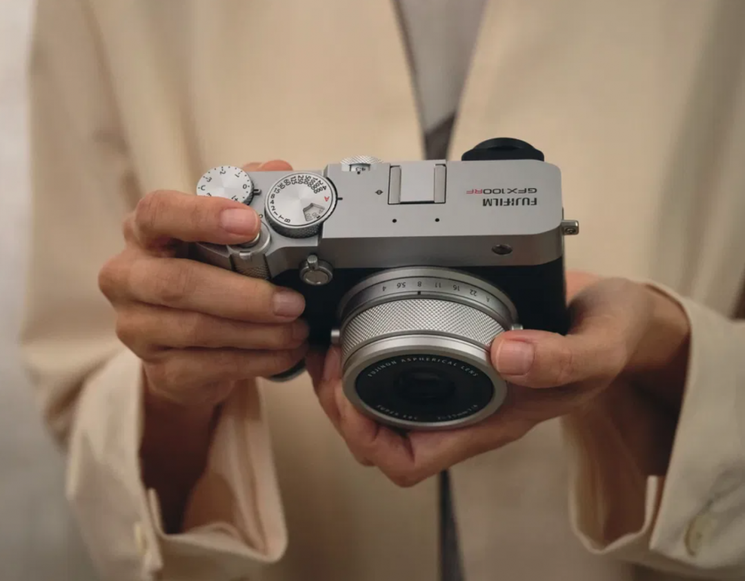 富士GFX100RF是少數強調攜帶性的中片幅相機,重量僅735克,是同級最輕的機款。