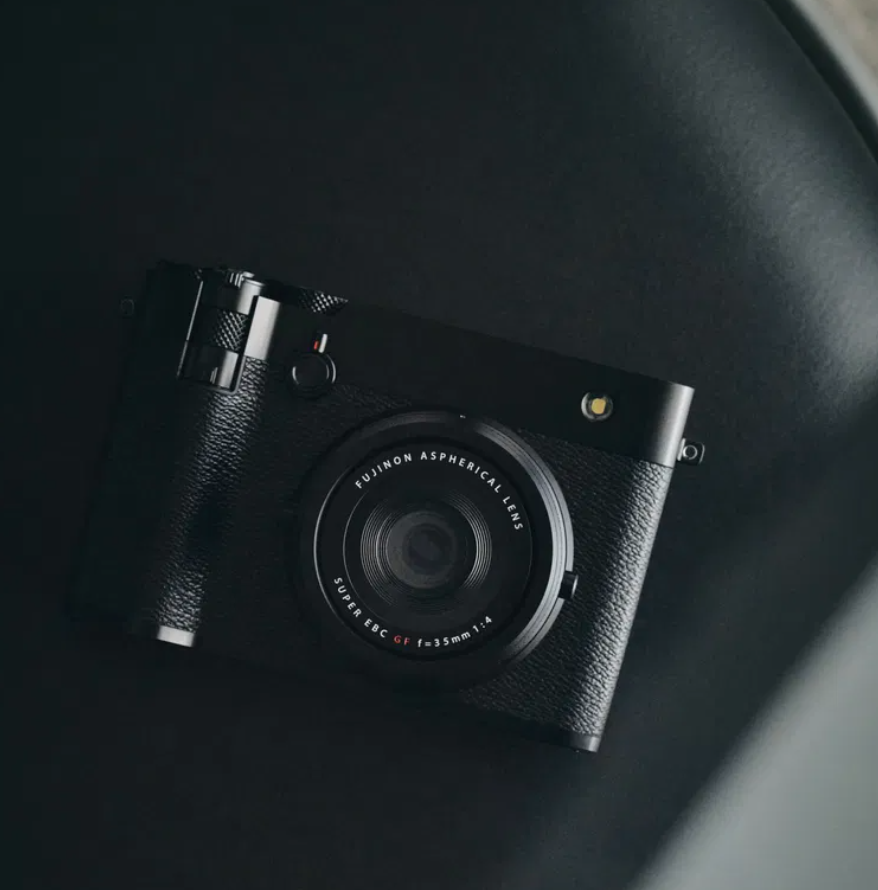 使用全新設計的35mm F4鏡頭,富士GFX100RF能以裁切方式,帶來不同距離的拍攝,162,000元。