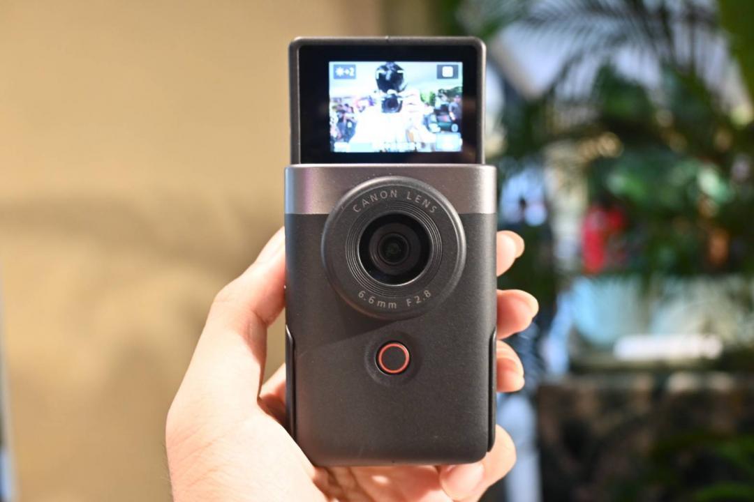 因應VLOG與直播需求,Canon PowerShot V10採用直立式設計,讓用戶可以單手進行拍攝。(記者黃肇祥攝)