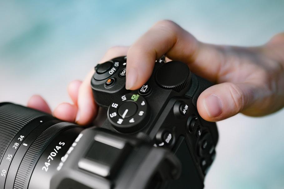 Nikon替Z5II加入Picture Control按鍵,能夠快速切換不同色彩設定。