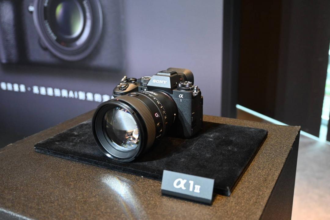 提升晶片計算能力使高階相機能夠在短時間大量連拍、AI自動對焦鎖定,讓專業攝影與創作有更多可能性,也是目前手機難以比擬之處。(記者黃肇祥攝)