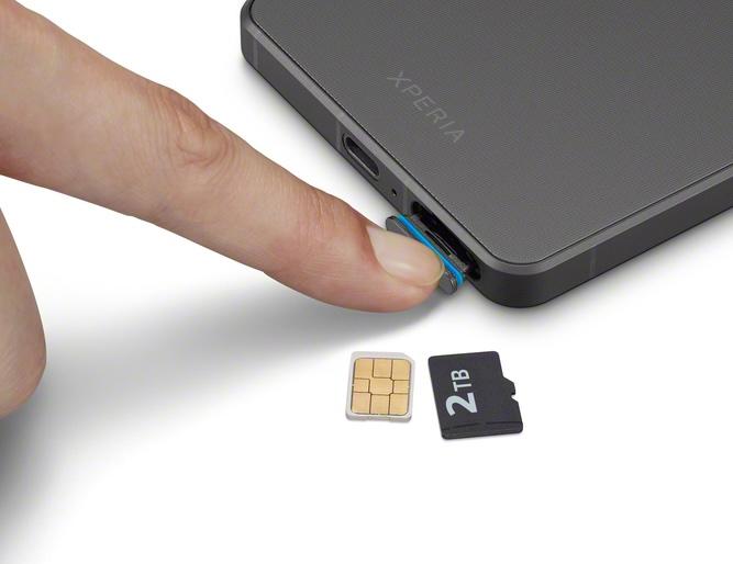 只有少數手機品牌保留microSD擴充卡槽功能。（圖／Sony）