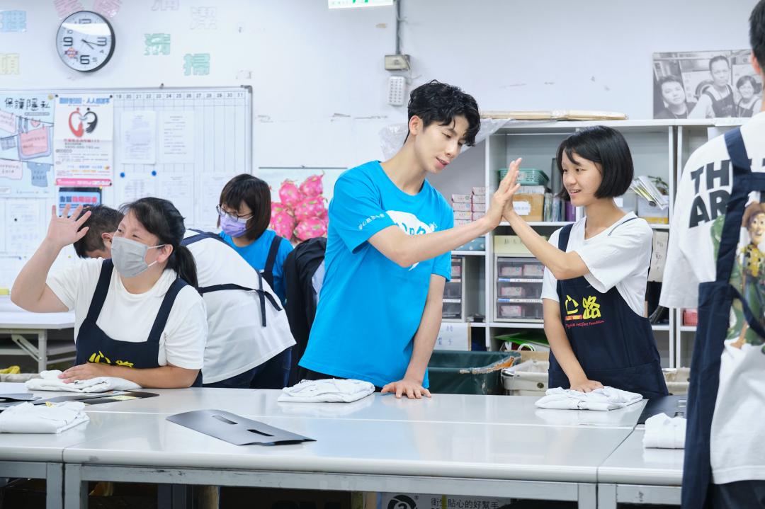 奧運金牌拳擊選手林郁婷(藍衣)擔任「2025種福電」綠能大使。(圖/台哥大提供)