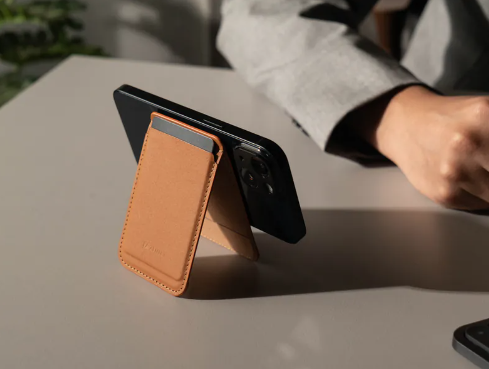  Cache 3.0快取感應革夾還能作為簡易的手機支架使用，方便在外追劇、觀影。