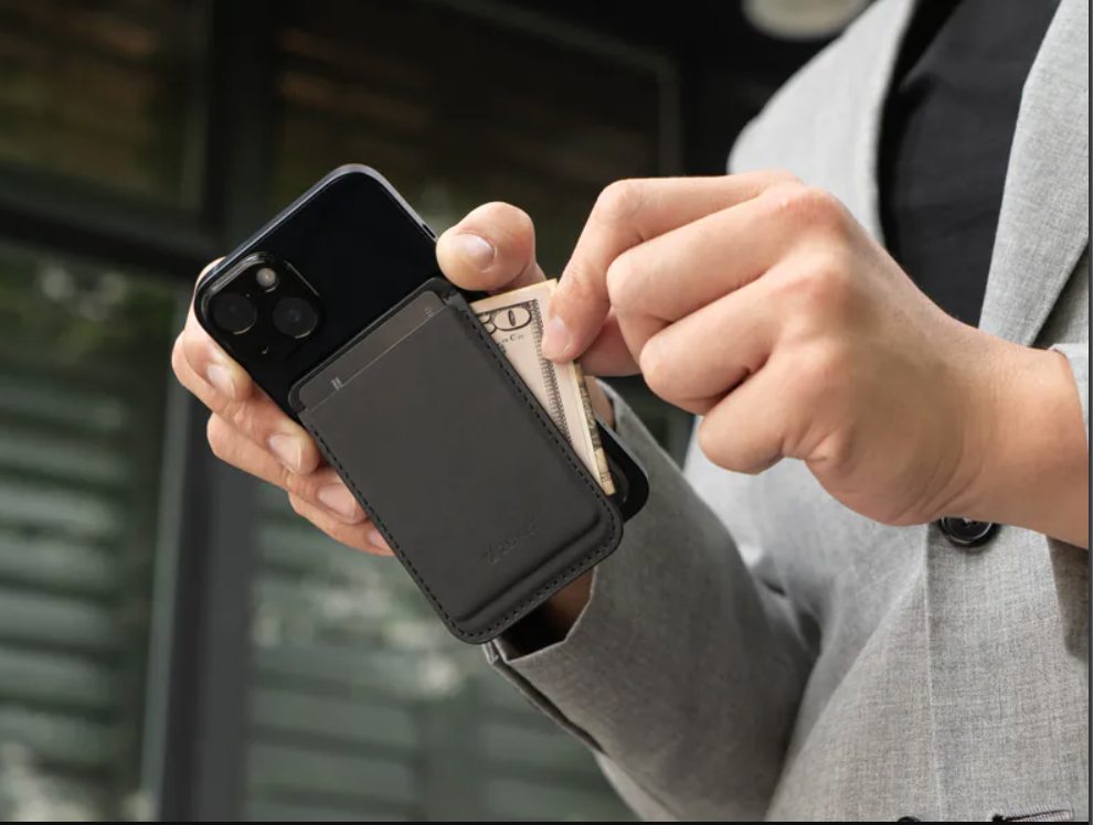 Cache 3.0快取感應革夾將手機與錢包二合一，牢牢吸住的MagSafe磁吸機制也不怕遺失，1,880元。