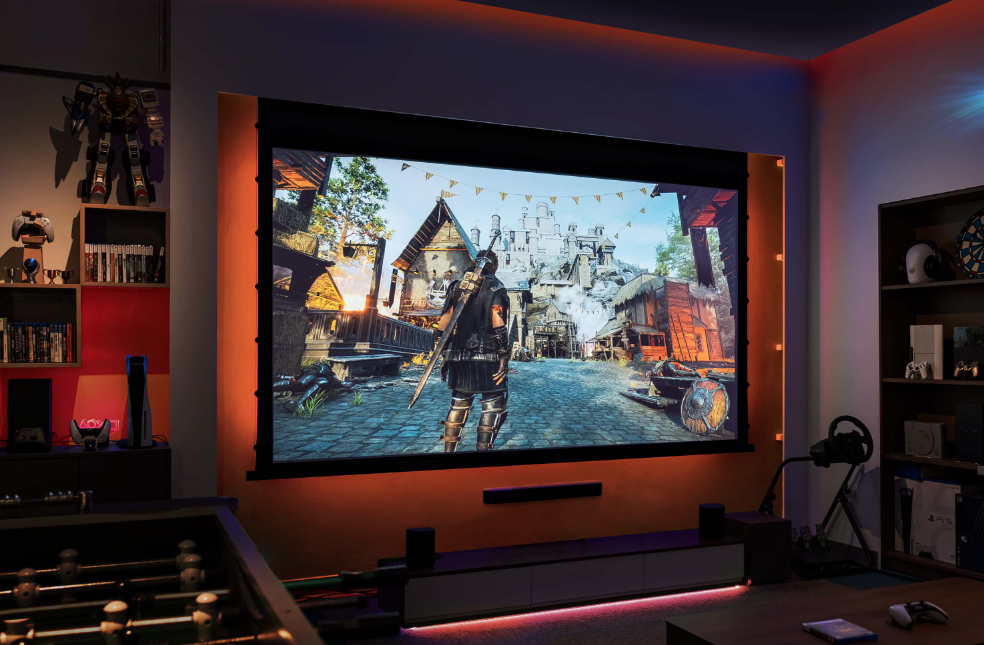 投影機可以在小空間內提供比電視更大的畫面，使用場域也不受限。