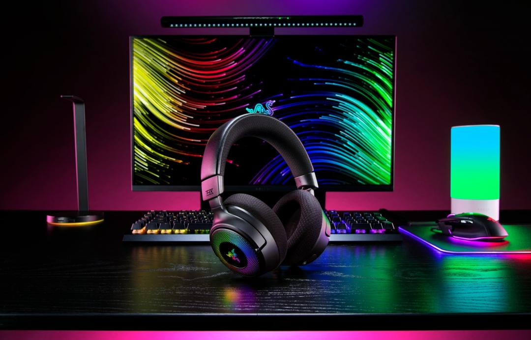 Razer Kraken V4支援Razer Chroma RGB燈光效果，可以自行調整色彩，打造最具個性化的設備，6,480元。