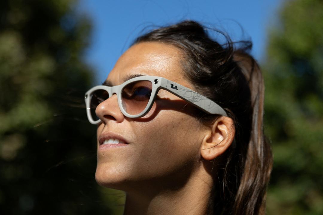 Ray-Ban Meta可以作為太陽眼鏡，亦能選配一般具有度數的鏡片，299美元（約台幣9,720元），台灣可在電商平台購買。（路透）