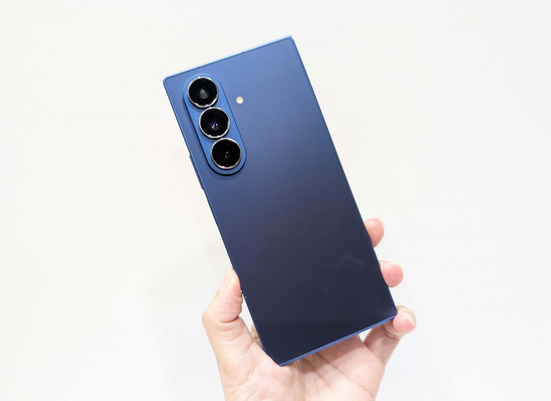 後置主相機搭載2億畫素主鏡頭，搭配1,200萬畫素超廣角和1,000萬畫素3倍望遠鏡頭。（圖／記者吳佩樺攝）