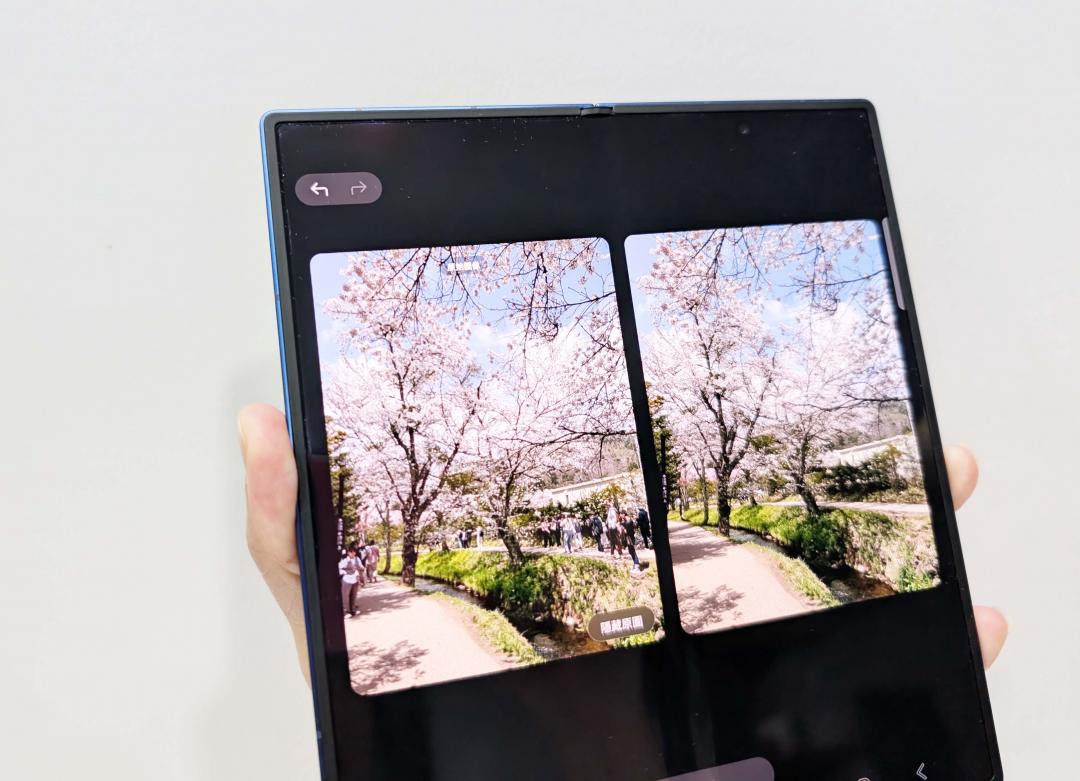 AI修圖功能可一鍵去除路人與雜物，例如櫻花季可輕鬆消除人潮，還原純粹美景。螢幕還能左右對比原圖（左）與修圖後畫面（右）。（圖／記者吳佩樺攝）