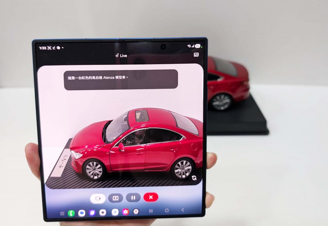 啟動Gemini Live後，同步分享相機畫面，只要對著眼前的物品發問，例如「這是什麼？」它就會立刻回應：「這是一台紅色的馬自達Atenza模型車。」（圖／記者吳佩樺攝）