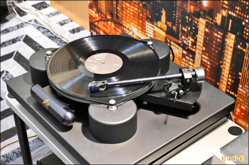 展覽現場可見百萬級的唱片盤、數位串流機，連線材、避震墊皆十分講究，音樂發燒友能近距離接觸平常無法體驗的設備。圖為Audio Note黑膠唱片盤。（記者黃肇祥攝）