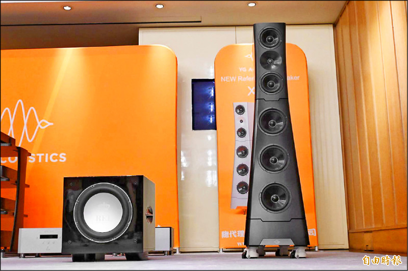 不只單一品牌，消費者能在展場感受YG Acoustics落地喇叭XX3（右）與REL Acoustics S系列超低音喇叭（左）的搭配效果。（記者黃肇祥攝）
