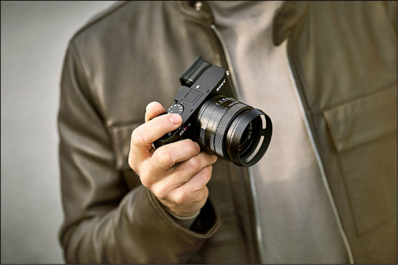 RX1R III機身含電池與記憶卡僅約498公克，特別的機身握柄設計也便於單手操作與拍攝。