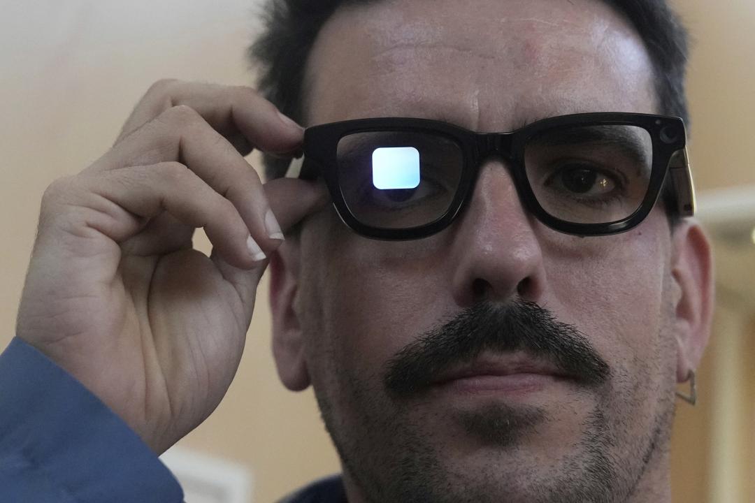 Google想打造出輕巧且可以佩戴整天的智慧眼鏡，並與⁠知名眼鏡品牌Gentle Monster和Warby Parker合作打造時尚外觀。（美聯社）