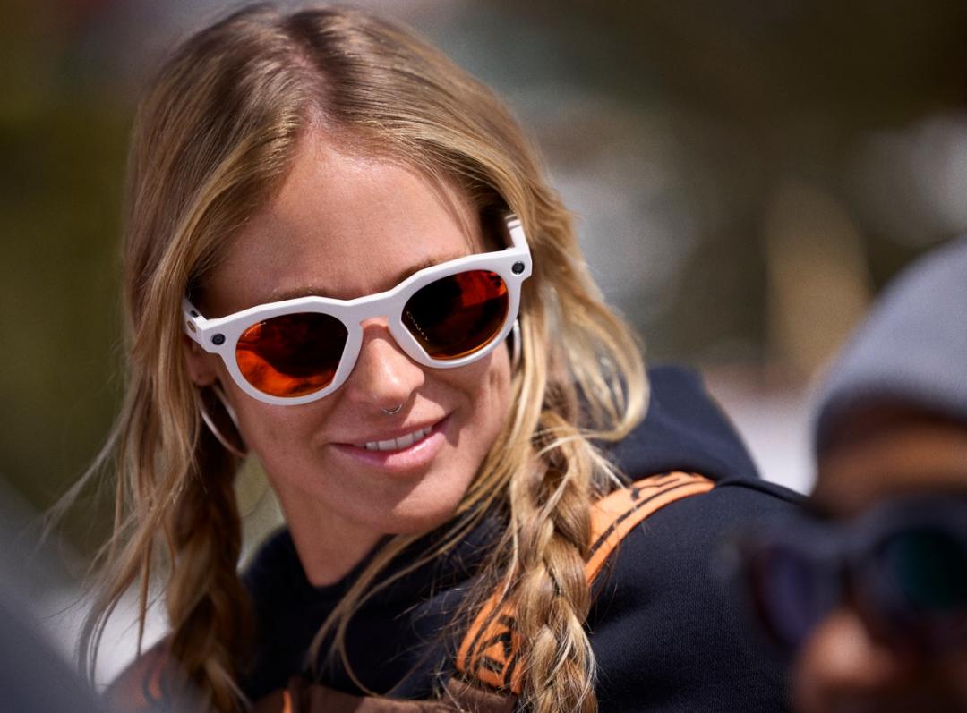 身為現今智慧眼鏡龍頭，Meta也與知名眼鏡品牌Oakley推出Oakley Meta眼鏡，不僅能錄製3K影片，還有AI助理可提供即時問答。