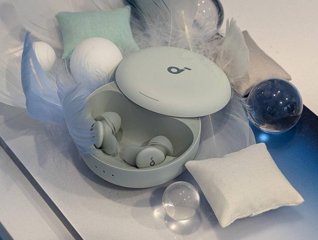 全新的 Sleep A30 體積比前代小 7%,也更貼合耳朵,讓睡眠翻身不會有壓迫感。(圖/記者黃肇祥攝)