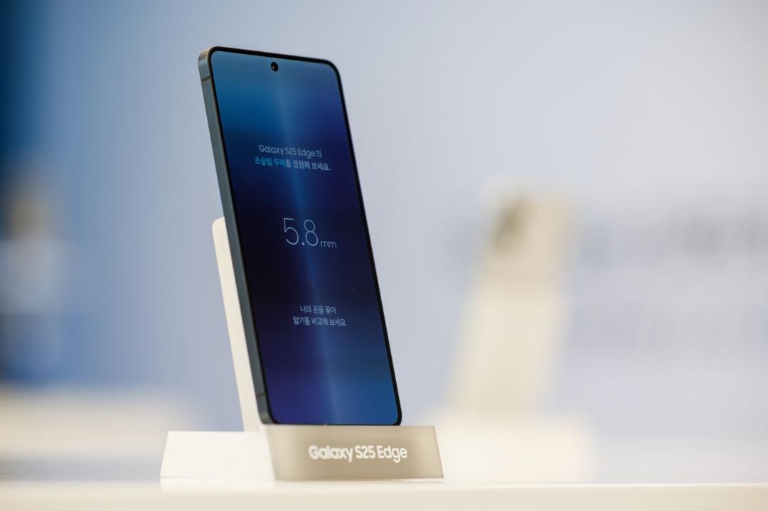 三星S25 Edge因超薄機身犧牲電池容量與相機規格，備受詬病。（圖／路透社）