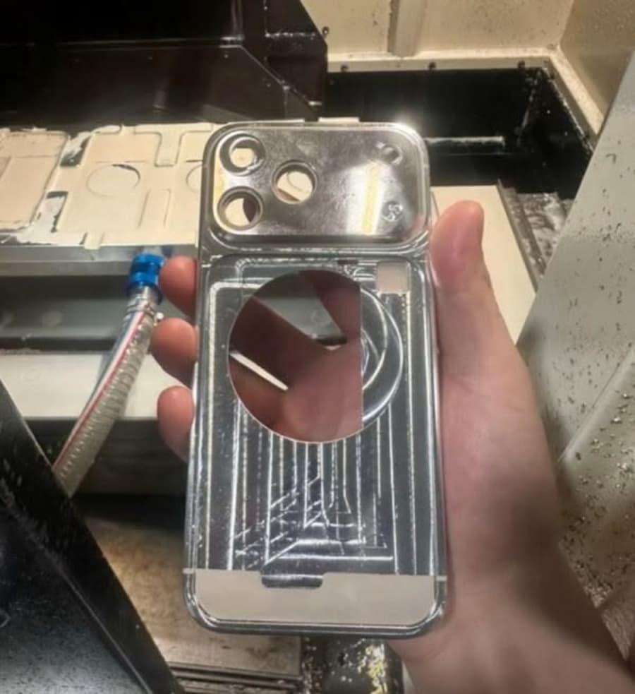 爆料顯示,iPhone 17 Pro系列將採用一體成型的鋁製機身。(圖/翻攝Naver)