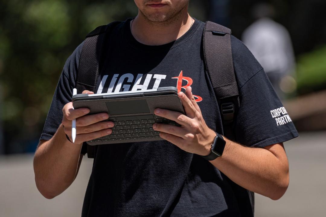 近年蘋果iPad不斷提升iPadOS的系統完整度，已能做到多視窗切換，加上Android也計畫引入桌面模式，讓平板電腦能夠肩負筆電的部分用途。（彭博社）