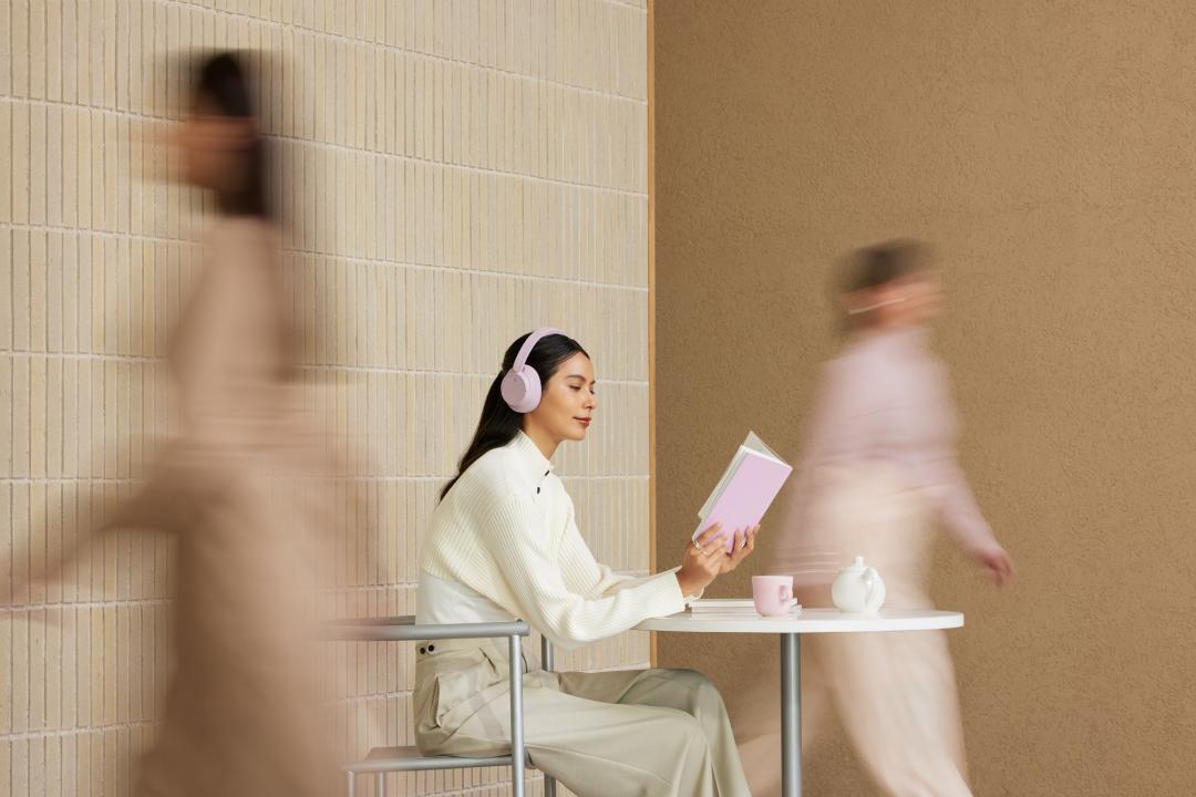 兼具外型與功能的Sony WH-CH720N，可在工作時屏蔽噪音，同時展現獨特品味。