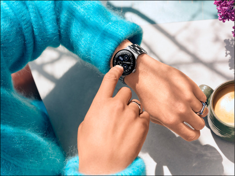 Pixel 
watch收購watch 4改用Actua 360曲面螢幕，縮減邊框面積16%，並擴大10%的顯示範圍，亮度也增加50%，整體更具有美感且讀時清晰，售價12,490元起，預計11月在台上市