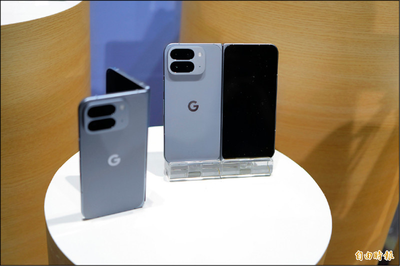 展開後有8吋大螢幕的Pixel 10 Pro Fold僅提供月岩灰單一色，售價56,990元起，預計10月9日在台上市。（記者黃肇祥攝）