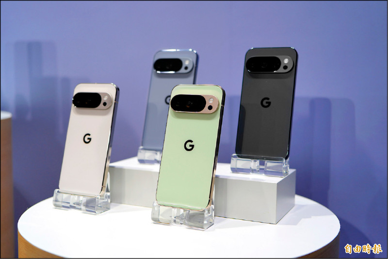 高階Pixel 10 Pro、Pixel 10 Pro XL分別擁有6.3吋與6.8吋螢幕，皆推出陶瓷米（圖左起）、月岩灰、綠玉色、曜石黑四色選擇，提供最多1TB的版本，售價33,490元起，預計8月28日在台上市。圖為Pixel 10 Pro。（記者黃肇祥攝）