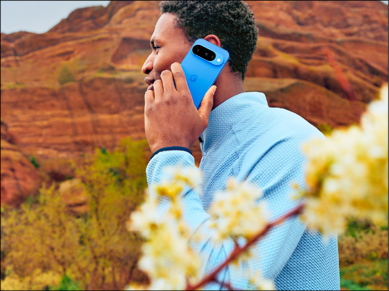 Google入門款Pixel 10手機提供靛藍色、冰霜紫、曜石黑、香茅綠四色，備有128GB與256GB兩種容量可選，售價26,490元起，預計8月28日在台上市。圖為靛藍色。