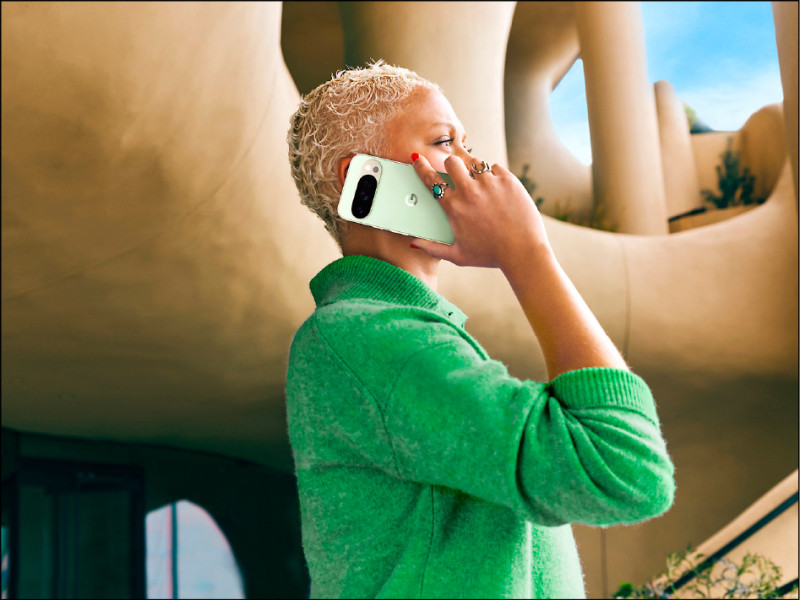 高階Pixel 10 Pro、Pixel 10 Pro XL分別擁有6.3吋與6.8吋螢幕，皆推出陶瓷米（下圖左起）、月岩灰、綠玉色、曜石黑四色選擇，提供最多1TB的版本，售價33,490元起，預計8月28日在台上市。圖為Pixel 10 Pro。
