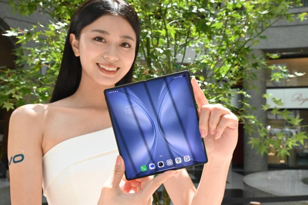 在台灣市場,也越來越多品牌投入摺疊手機的競爭行列。(圖/記者黃肇祥攝)