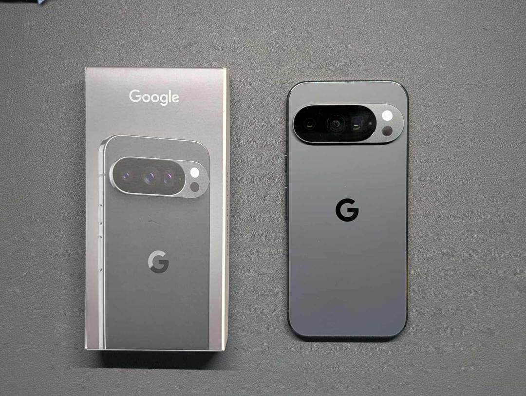 本次開箱的是 Pixel 10 Pro 黑色款。