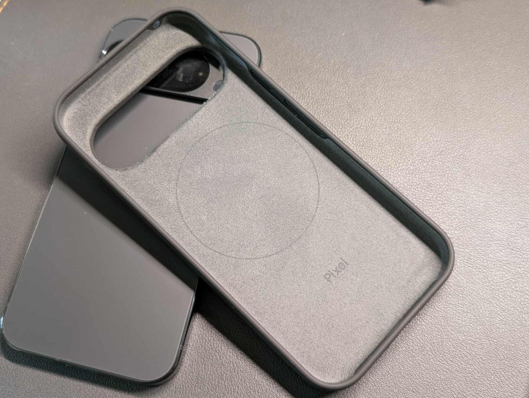 在官方保護殼內側也可以看到磁圈的痕跡,因此裝上之後,也仍具有磁吸力。