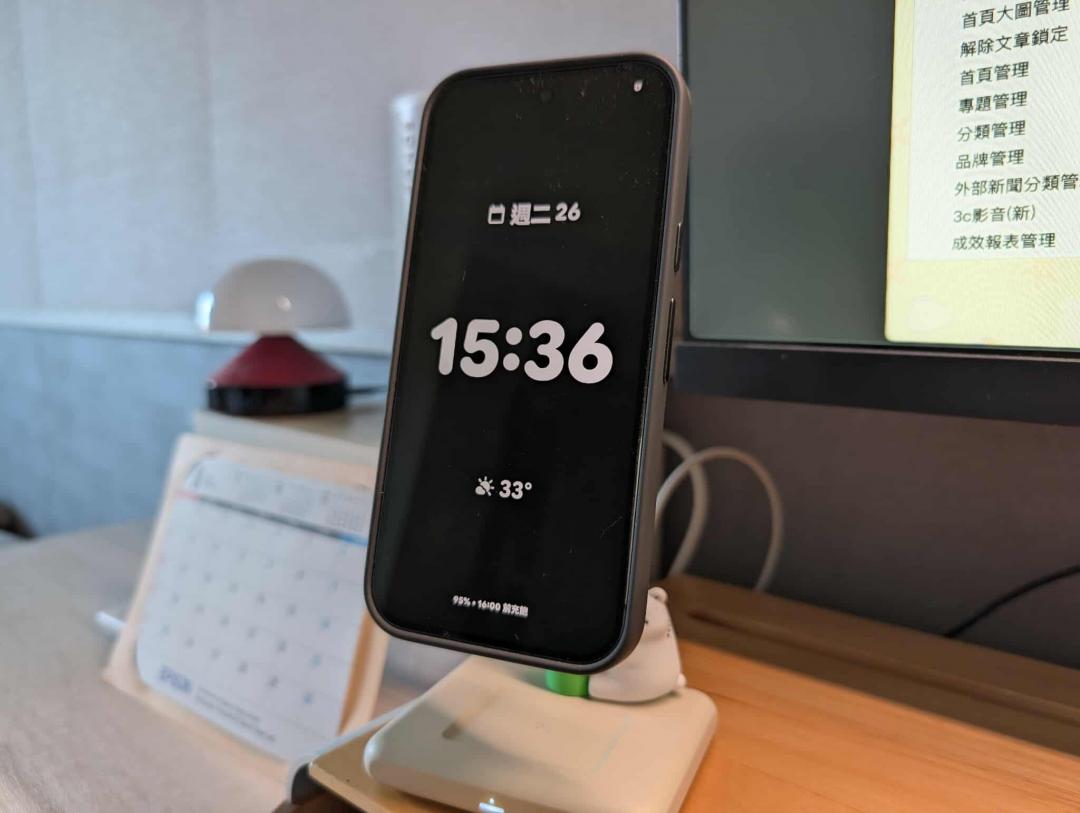 Pixel 10 Pro 可以直接與 Qi2、MagSafe 等磁吸支架、充電器搭配使用。