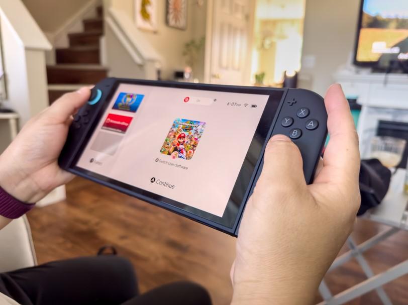 Switch 2除可通過底座連接電視，也能當作掌機遊玩，是Sony PS5、微軟Xbox等對手做不到的。（達志）