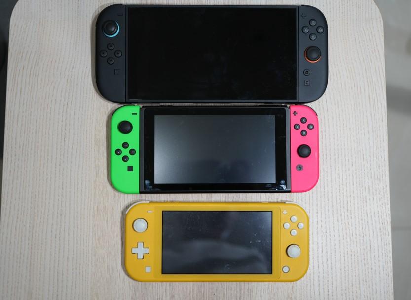 從上至下依序為Switch 2、Switch、Switch Lite，雖然Switch 2擁有大螢幕，但體積也變得更大。