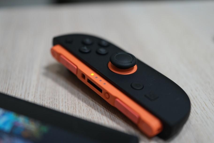 全新Joy-Con搖桿改用磁吸設計，讓插拔過程更簡單直覺。