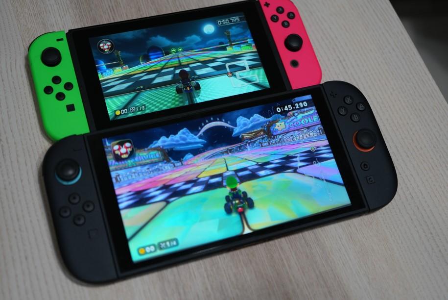 同樣是瑪利歐賽車，Switch 2的《瑪利歐賽車世界》（下）在色彩表現上，明顯比Switch的《瑪利歐賽車8豪華版》（上）來得出色。