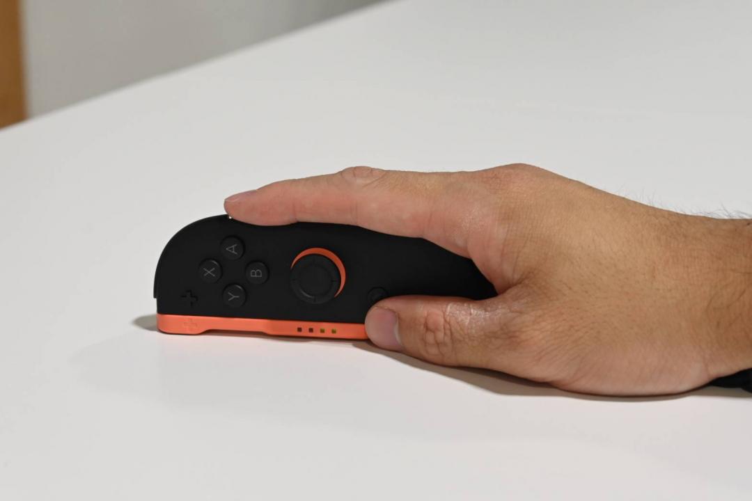 Joy-Con雖可直接在平面上滑動來操作遊戲，仍建議搭配滑鼠墊來保護桌面與搖桿。