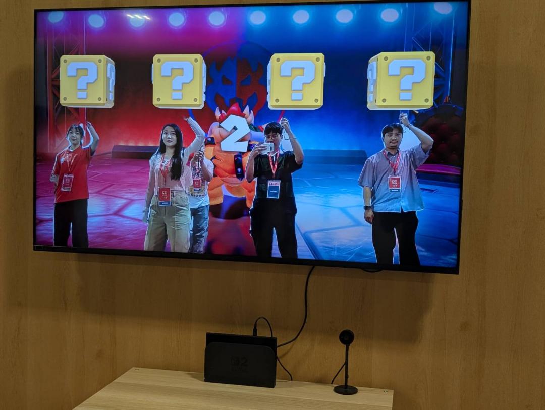 通過外接攝影機，Switch 2可以即時將四名玩家投影至遊戲裡，化身為遊戲角色互相對抗。