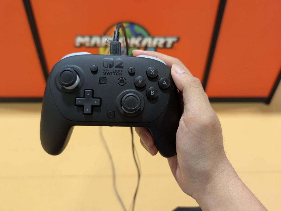Nintendo Switch 2 Pro控制器是高階款搖桿，長時間玩遊戲會更舒適，尤其是競技類的作品，較能精準出擊，2,350元。